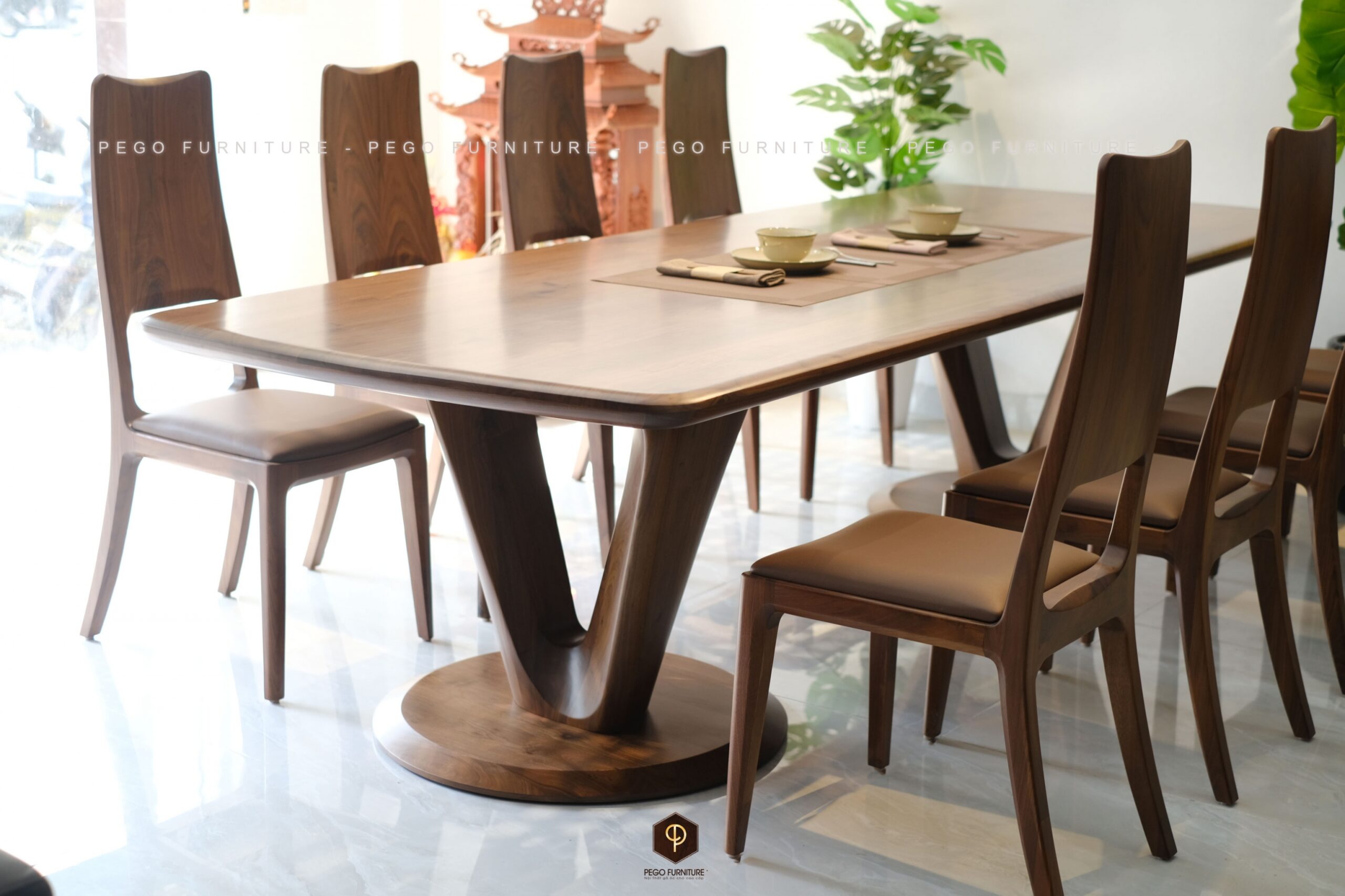 Bàn ăn gỗ óc chó với màu sắc sang trọng là một trong những xu hướng được rất nhiều gia đình ưa chuộng hiện nay