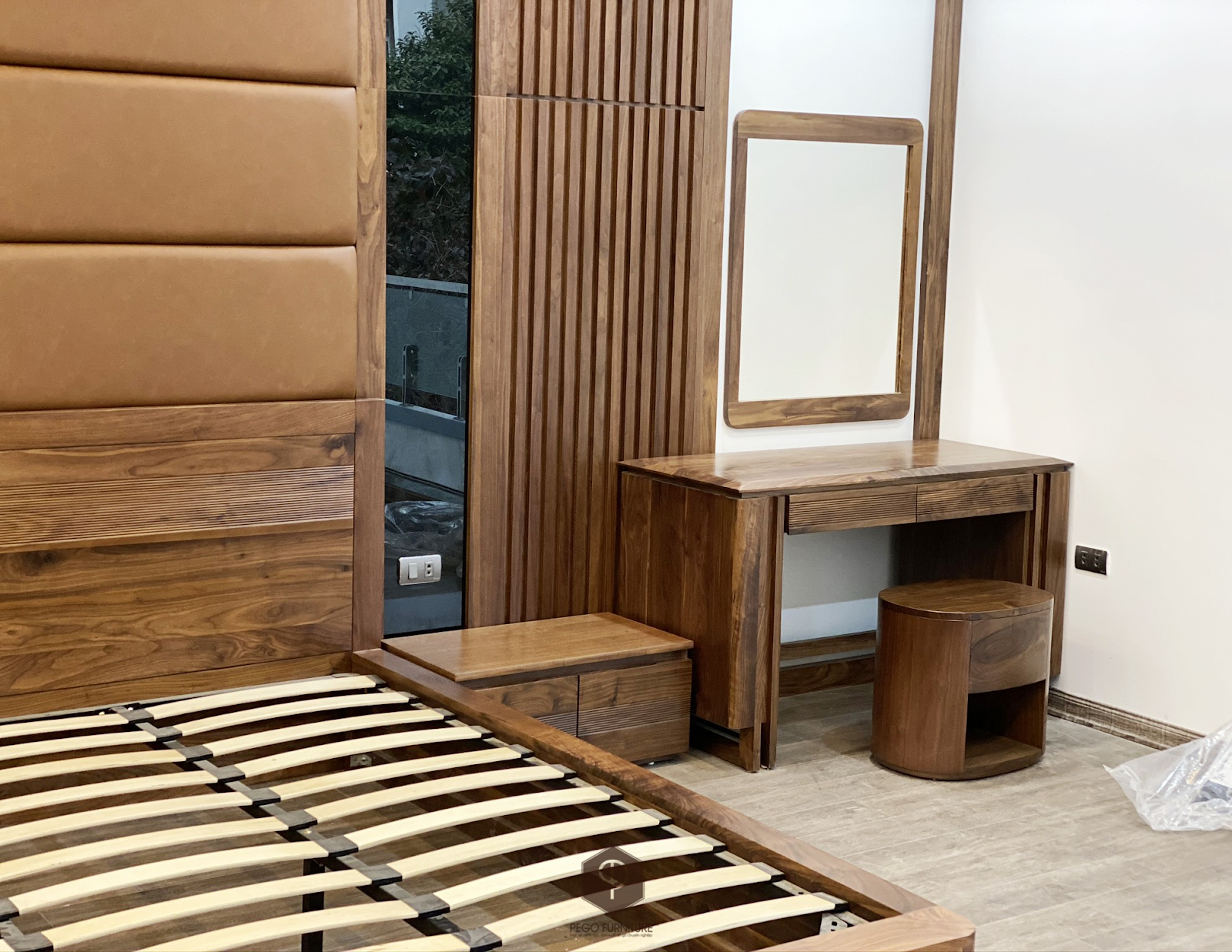 Bàn trang điểm với những đường nét mềm mại